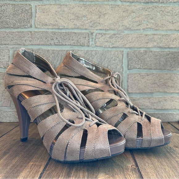 Like NEW Elle Sienna Lace Up Taupe Tan Suede Peep Toe High Heel Shoe / Size 7.5 - Picture 3 of 11